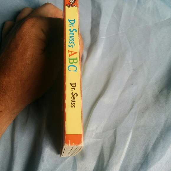 Dr. Seuss's ABC: An Amazing Alphabet Book! - Picture 10 of 11